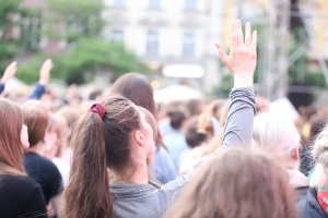 uwielbienie na Rynku Głównym w Krakowie